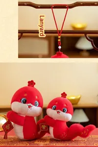 Detalle del peluche de mascota para el Año de la Serpiente 2025 con cordón rojo para colgar.