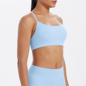 Vue latérale du soutien-gorge de sport bleu clair et du legging taille haute sur modèle