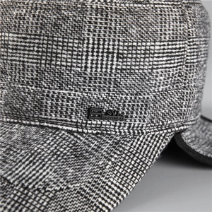 Winter flat top baseball cap for elderly men in gray tweed fabric with metal logo