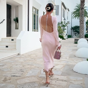 Detalle de vestido de punto rosa con espalda descubierta y bordes ondulados