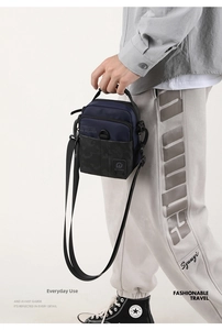 Dettaglio della borsa a tracolla in nylon impermeabile con motivo camo e tracolla regolabile