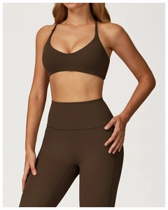 Dettaglio del set yoga cioccolato con reggiseno scollo a U e leggings a vita alta