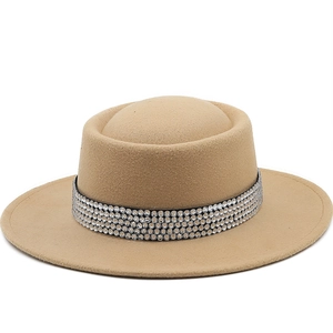 Cappello Boater In Feltro Di Lana Da Donna Con Fascia Di Strass A Quattro File Tesa Larga Piatta Elegante