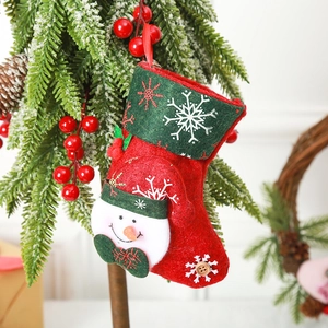 Kerstsok snoepzakje met 3D-sneeuwpop patroon hangend aan een feestelijke kerstboom
