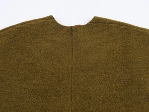 Détail de couture d'épaule du gilet en maille vert olive avec texture premium et col en V