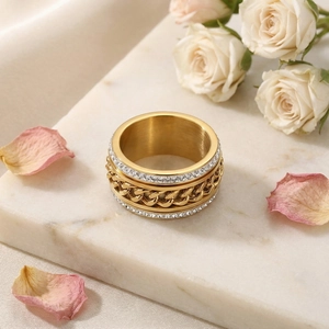 Bague tournante en acier doré avec double rangée de cristaux et motif de chaîne