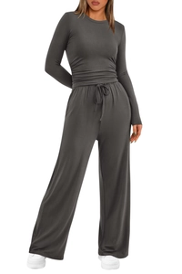 Dettaglio completo completo da casa grigio scuro con top a pieghe e pantaloni larghi con coulisse