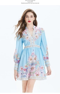Détail d'une robe en lin fleurie avec manches lanternes et décolleté en V boutonnée