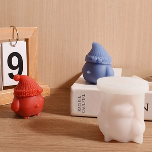 Dettaglio macro dello stampo in silicone e candele a pulcino con trama a maglia