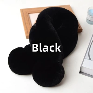 Gros plan d'une écharpe douce en fausse fourrure noire avec pompons sur fond blanc