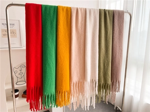 Vue détaillée d'écharpes en mohair aux couleurs variées avec de longues franges