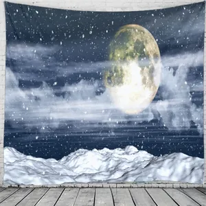 Detail eines Wandteppichs mit Winternachtsmotiv, Mond und Schneegipfeln zur Deko