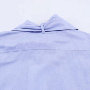 Dettaglio del colletto e della spalla della camicia azzurra con trama in twill fine