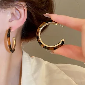 Vintage tortoiseshell resin C-shaped hoop earrings with gold trim for elegant women