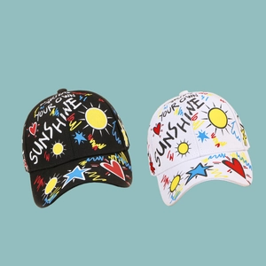 Casquette de baseball style graffiti avec motifs soleil et cœur en noir et blanc