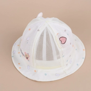 Dettaglio cappello sole neonato in mesh bianco traspirante con orecchie di orso e ricamo