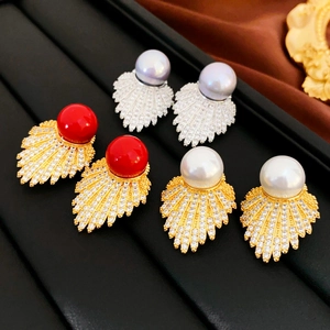 Elegant fan-shaped pearl earrings with zirconia pavé in gold and silver finishes