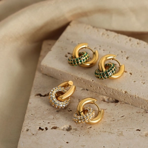 Luxuriöse goldene Edelstahl-Ohrringe mit grünen und weißen Strasssteinen besetzt