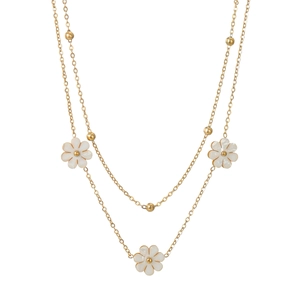 Détail d'un collier doré double épaisseur avec pendentifs marguerites blanches sur fond blanc