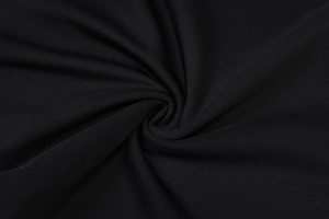 Gros plan sur la texture du tissu en maille noire montrant le tissage et le drapé