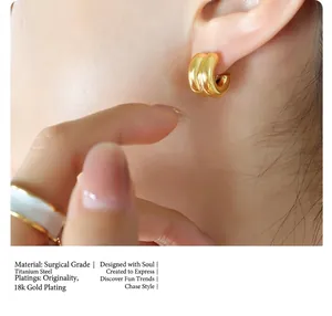 Détail des boucles d'oreilles en C en acier titane chirurgical plaqué or 18 carats sur modèle