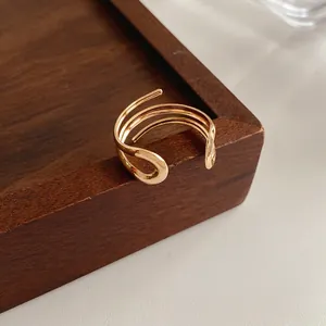 Anello aperto dorato multistrato minimalista con elegante design a fili paralleli