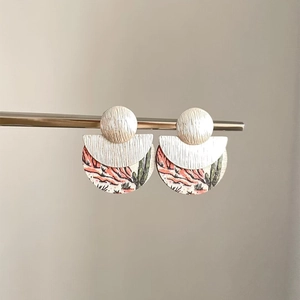 Boucles d'oreilles ethniques en bois avec aiguille en argent et motif de cactus