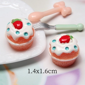 Dettaglio macro di charms cupcake alla fragola in resina 1,4x1,6cm per artigianato