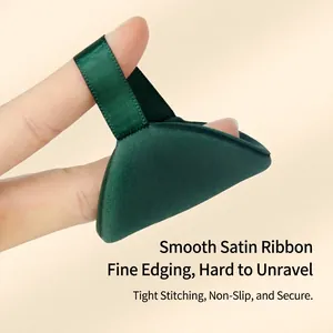 Houppette à maquillage triangulaire vert foncé avec poignée ruban et bords cousus