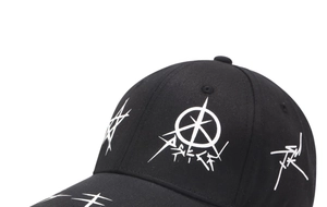 Dettaglio macro del motivo graffiti e trama in cotone sul cappello da baseball nero