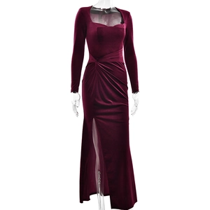 Détail de la robe en velours avec encolure carrée et plis froncés élégants à la taille