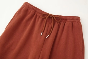 Detailansicht der braunen Strickhose mit elastischem Bund und gewebtem Kordelzug