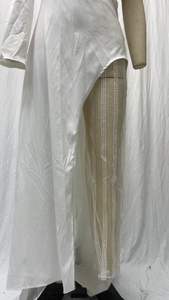 Détail de la robe blanche montrant un empiècement en tulle et broderie de paillettes