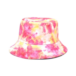 Gros plan détaillé des motifs tie-dye rose et jaune sur la surface d'un bob en coton