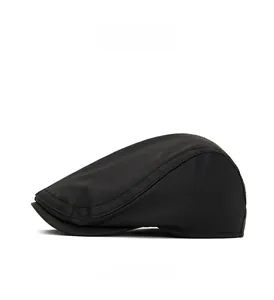 Vue latérale d'un béret rétro en cuir noir avec texture fine et coutures soignées