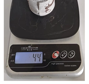 Vista detallada que muestra el peso de 44g de la cinta navideña con estampado de renos.