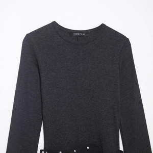 Haut en tricot gris foncé avec col rond et manches longues sur fond blanc