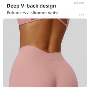 Detail der rosa Yoga-Shorts mit tiefem V-Ausschnitt am Rücken für einen Schlankheitseffekt