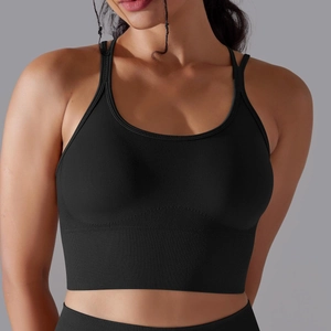 Gros plan sur la texture côtelée sans couture et l'ourlet large d'un brassière noire