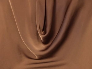 Nahaufnahme von dunkelbraunem Seidenstoff mit glatter Textur und elegantem Fall für Blusen