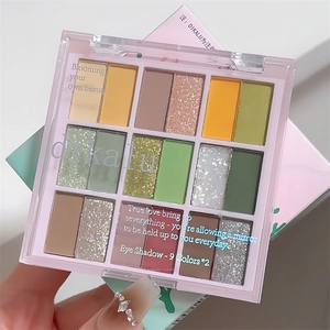 Detail of 18-color dual-tone eyeshadow palette with matte and shimmer textures