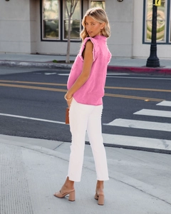 Detailansicht eines rosa ärmellosen Jeanshemdes mit Fransensaum und urbanen Details