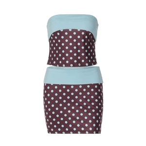 Détail d'un ensemble haut bustier et mini-jupe marron à pois avec bordure bleue