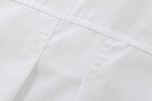 Détail d'un chemisier blanc en coton montrant les coutures et la texture du tissu
