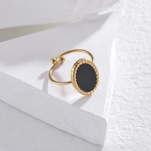 Bague réglable en titane plaqué or 14K avec onyx noir ovale et bordure torsadée