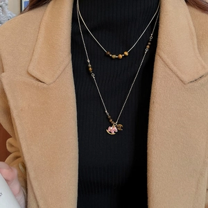 Détails du collier double rang en acier inoxydable avec perles œil de tigre et pendentif