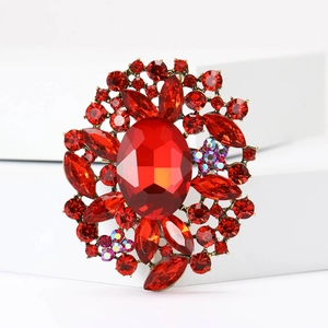 Eleganter Gold-Vintage-Broche mit großem rotem ovalem Edelstein und Strasssteinen