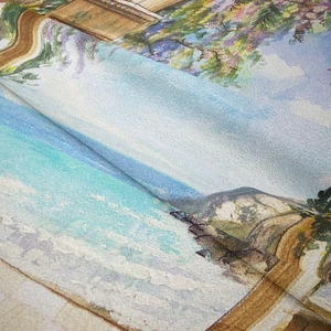 Detailaufnahme von Wandteppich-Stoff mit feinem Aquarell-Landschaftsdruck und Textur