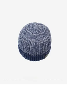 Vista dall'alto del cappello in maglia blu con trama mélange e etichetta in pelle