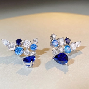 Makroaufnahme von S925 Silberohrringen mit Aquamarin blauen und weißen Schmucksteinen